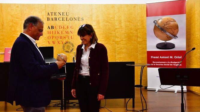 Entrega del premio a la secretaria general de Cáritas Barcelona