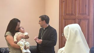 Cobo, con una de las beneficiarias del proyecto de Cáritas