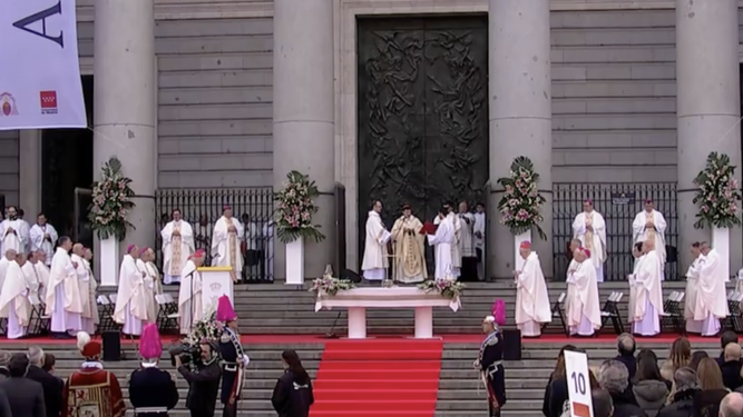 Concelebrantes y autoridades en la plaza de La Almudena