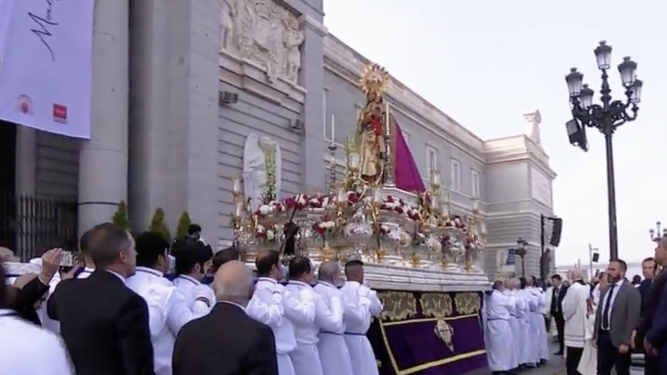 Procesión con la imagen de La Almudena