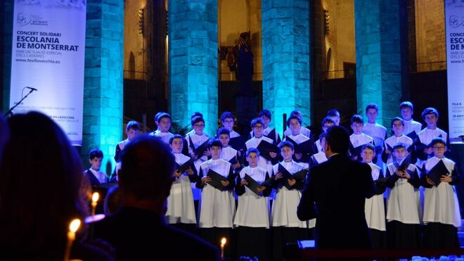 La Escolanía de Montserrat brilla con luz propia en Santa María del Mar para combatir el cáncer infantil