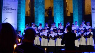 La Escolanía de Montserrat brilla con luz propia en Santa María del Mar para combatir el cáncer infantil