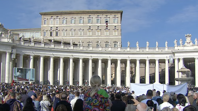Fieles escuchan al Papa en el Angelus