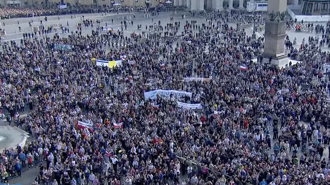 Una multitud escucha al Papa