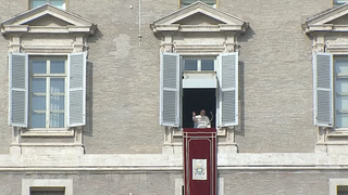 Francisco saluda desde el balcón