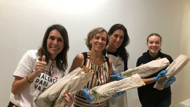 La Fundación Embajadores para el Desarrollo Llevando a los más necesitados el pan nuestro de cada día con la ayuda de Ricard Camarena y la Falla Isabel la Católica