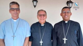 Mons. Arturo González (al centro), Mons. Juan Gabriel Díaz (izquierda) y Mons. Eloy Ricardo Domínguez (derecha)