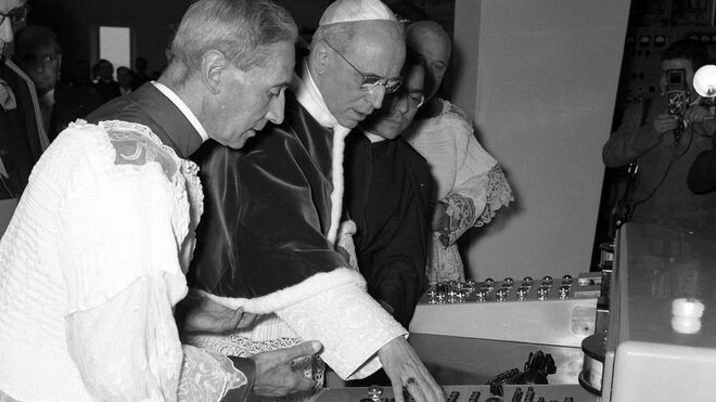 El Papa Pío XII inaugura la Radio Vaticana.