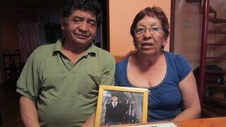 Mario Mejias y su esposa con el recuerdo diario del hijo que les arrebató la dictadura de Pinochet