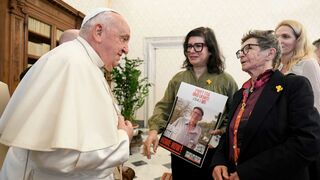 El Papa, con algunos de los rehenes liberados