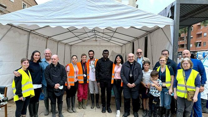 Czerny y Benavent con voluntarios en Catarroja