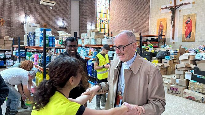 Czerny saluda a los voluntarios en la parroquia de Catarroja