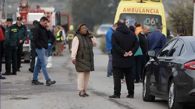 Familiares y miembros de emergencias