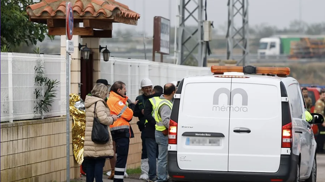 Los servicios de emergencias, ante la residencia incendiada