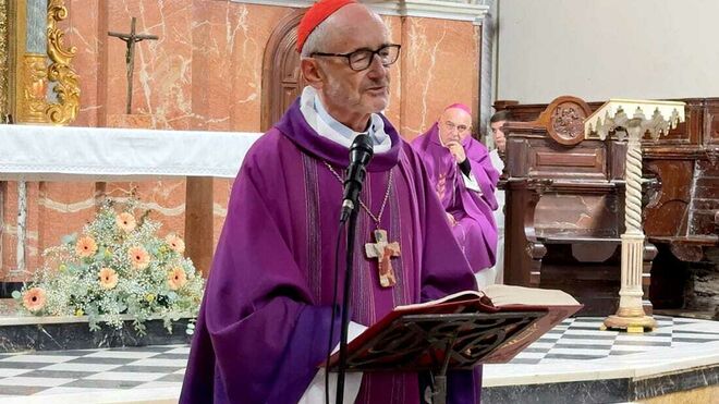 Czerny, durante la eucaristía; detrás, Benavent