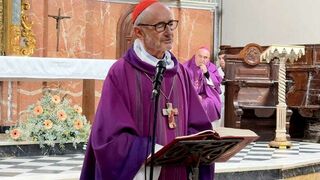 Czerny, durante la eucaristía; detrás, Benavent