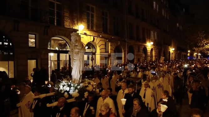 Procesión por las calles de París con la Virgen de Notre Dame