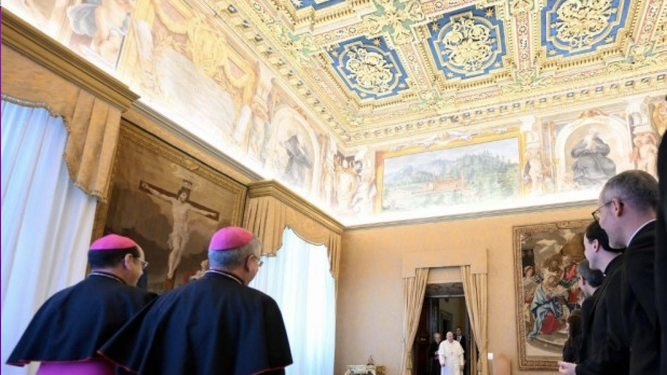 Los obispos Roselló y Prado, de espaldas, esperan al Papa