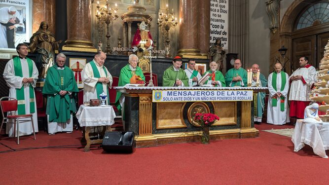 Cobo presidió la eucaristía, concelebrada por el Padre Ángel y otros sacerdotes