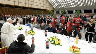 Francisco bendice el almuerzo con los pobres