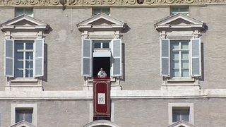 El Papa reza la oración del ángelus desde el Palacio Apostólico