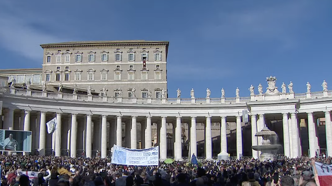 Los fieles esperan a que el Papa se asome al balcón del Palacio Apostólico