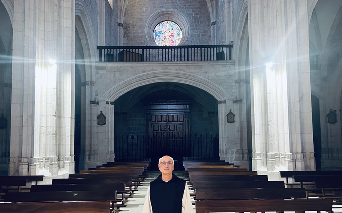 Abad en la iglesia