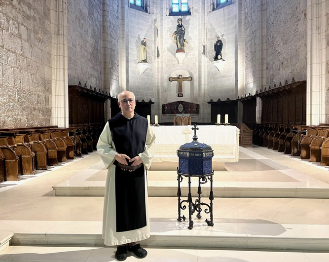 El abad de Cardeña en la iglesia