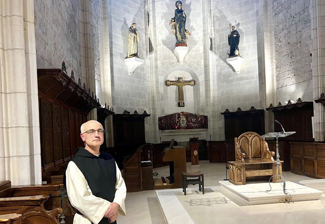El abad en la iglesia