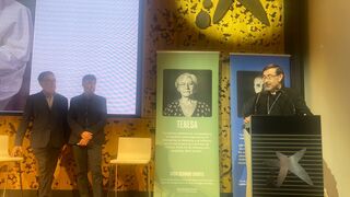 Cobo recibió el premio en nombre del Papa