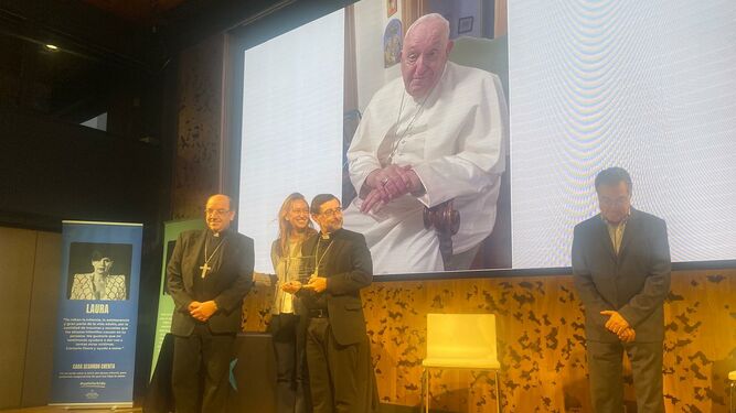 Cobo y Roselló recibieron el premio en nombre del Papa