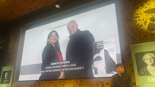 Entrega del premio a Pedro Salinas y Paola Ugaz