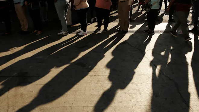 Un grupo de personas hace cola en El Salvador