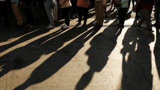 Un grupo de personas hace cola en El Salvador