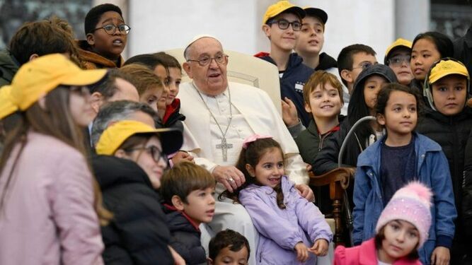 Francisco, rodeado de niños en la audiencia general