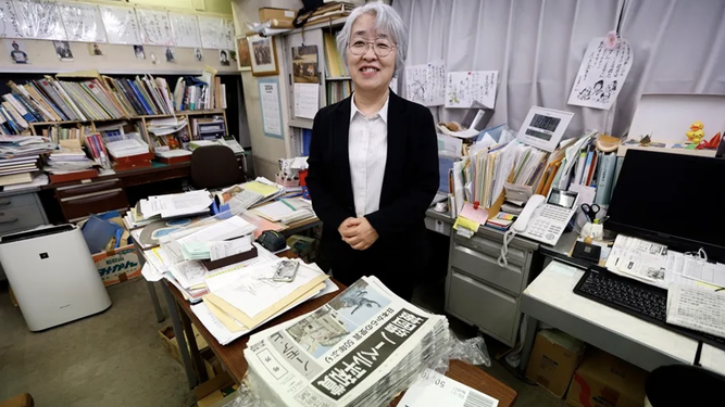 Masako Kudo, directora de oficina de Nihon Hidankyo, Premio Nobel de la Paz 2024 en su oficina en Tokio