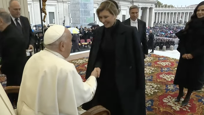 El Papa saluda a Olena Zelenska, la esposa del presidente de Ucrania