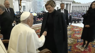 El Papa saluda a Olena Zelenska, la esposa del presidente de Ucrania