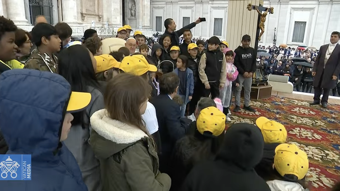 El Papa, rodeado por un grupo de niños durante la audiencia