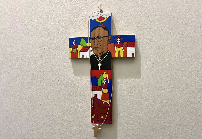 Cruz de Romero en la Facultad de Teología de Burgos