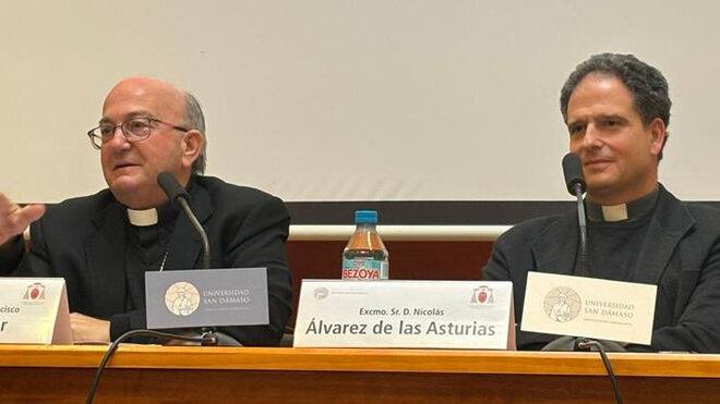 Francesc Conesa, obispo de Solsona y padre sinodal (izquierda)