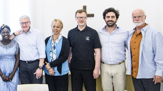 El jesuita Zollner en la reunión con las víctimas