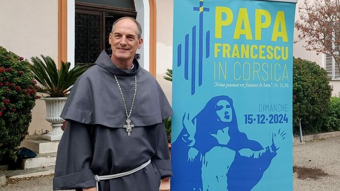 El cardenal Bustillo, con el cartel del viaje papal