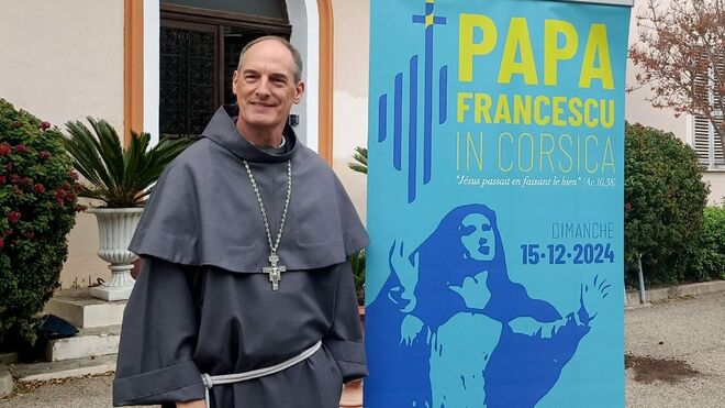 El cardenal Bustillo, con el cartel del viaje papal