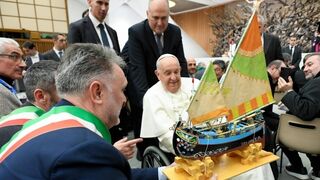 Francisco, con pescadores y sanitarios