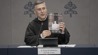 El padre Fortunato muestra la revista
