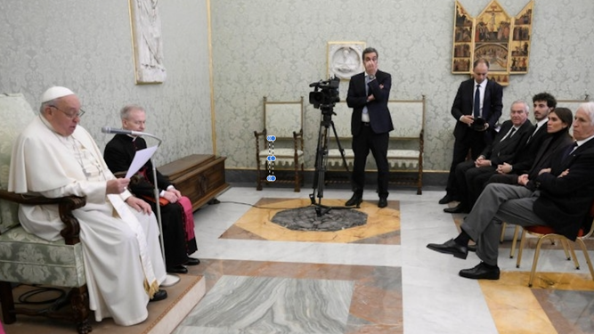 Francisco lee su discurso a la Federación Motociclista internacional