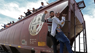 Migrantes viajan en el tren ‘La bestia’, en Ciudad Juárez, en una foto de archivo