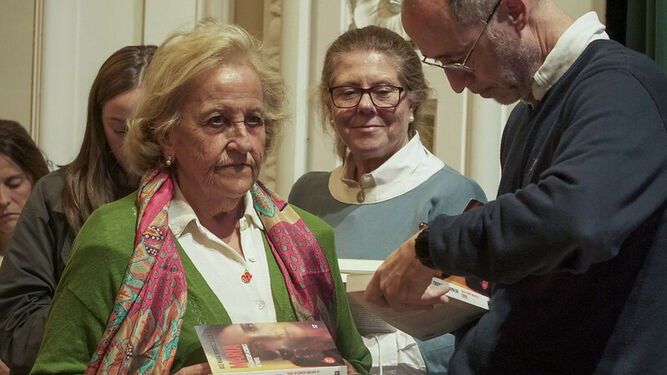 Olaizola firma ejemplares de su último libro