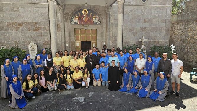 Antuan Ilgit con los jóvenes del Vicariato Apostólico de Anatolia